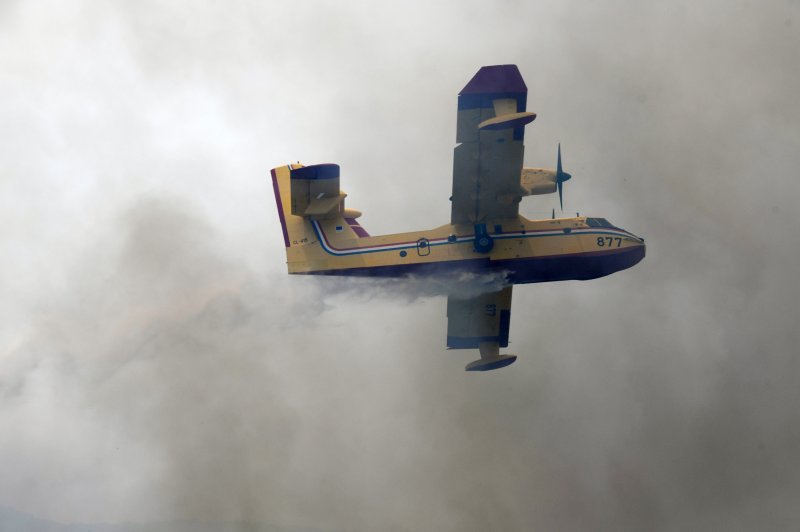 Jak vjetar otežava gašenje požara koji je planuo kod Grebaštice, kanaderi i air tractori u akciji, evakuiraju se kuće