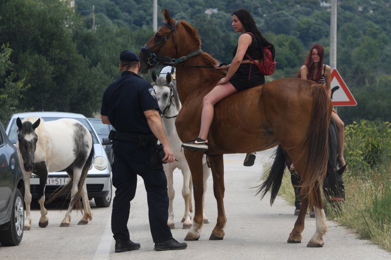 Jak vjetar otežava gašenje požara koji je planuo kod Grebaštice, kanaderi i air tractori u akciji, evakuiraju se kuće