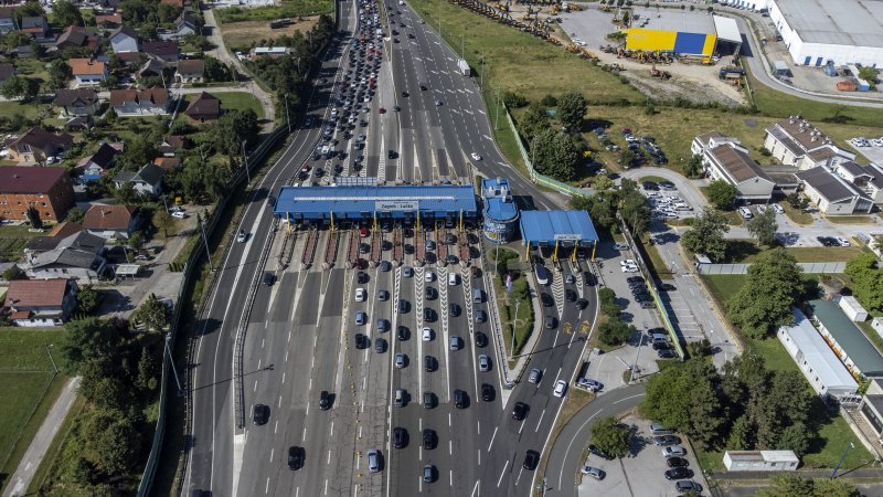 Pogled iz zraka na gužve na naplatnoj postaji Lučko