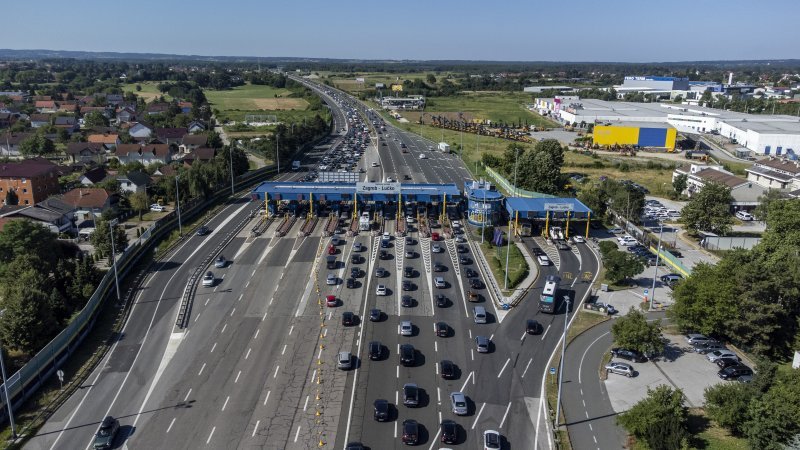 Pogled iz zraka na gužve na naplatnoj postaji Lučko