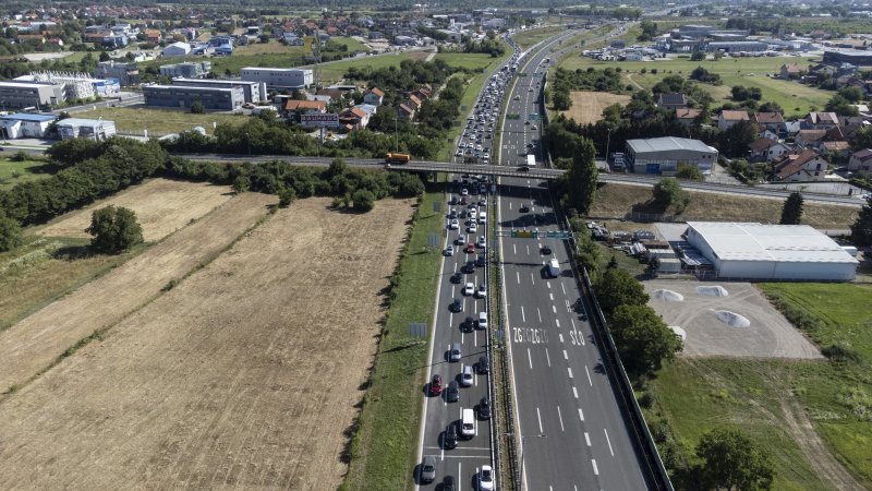 Pogled iz zraka na gužve na naplatnoj postaji Lučko