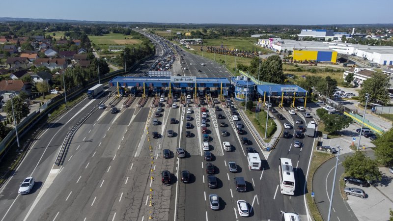 Pogled iz zraka na gužve na naplatnoj postaji Lučko