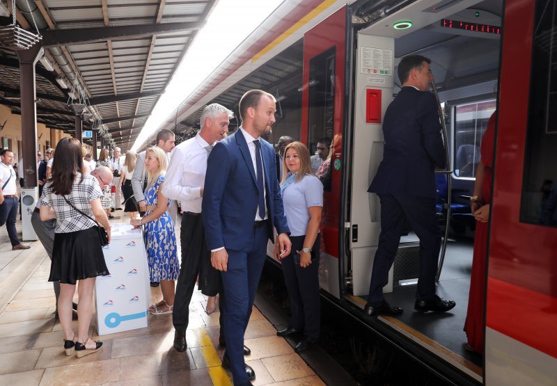 Zagreb: Krenula je vožnja prvim elektromotornim vlakom za regionalni prijevoz u organizaciji HŽ-Putničkog prijevoza