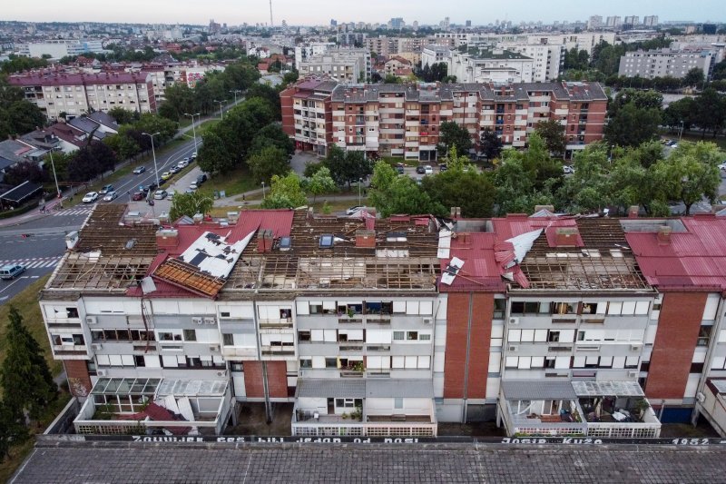 Vjetar odnio krovove zgrada u Španskom