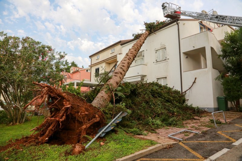 Jak vjetar popraćen obilnom kišom poharao Novigrad i okolicu