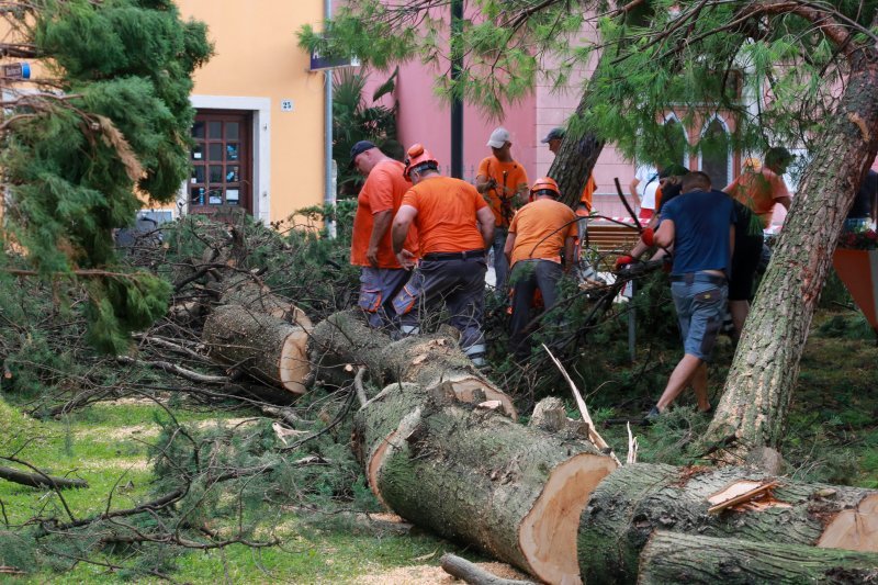 Jak vjetar popraćen obilnom kišom poharao Novigrad i okolicu