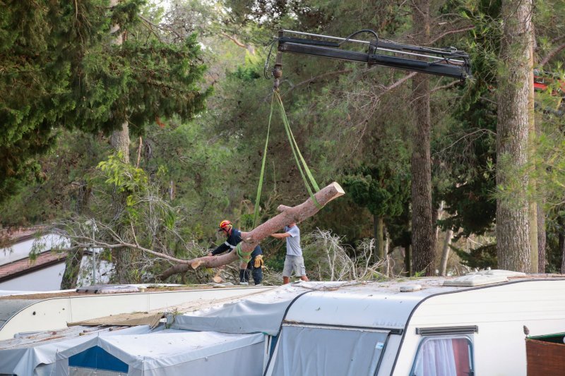 Jak vjetar popraćen obilnom kišom poharao Novigrad i okolicu