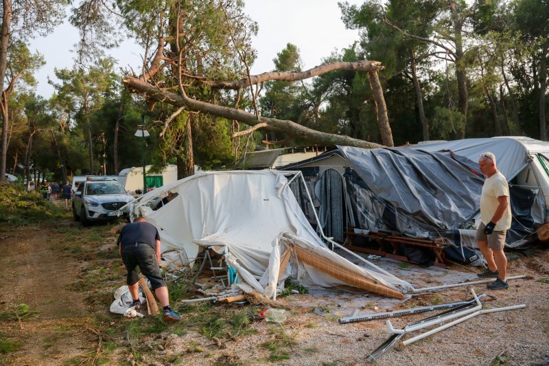 Jak vjetar popraćen obilnom kišom poharao Novigrad i okolicu