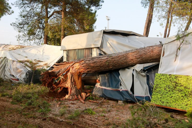 Jak vjetar popraćen obilnom kišom poharao Novigrad i okolicu