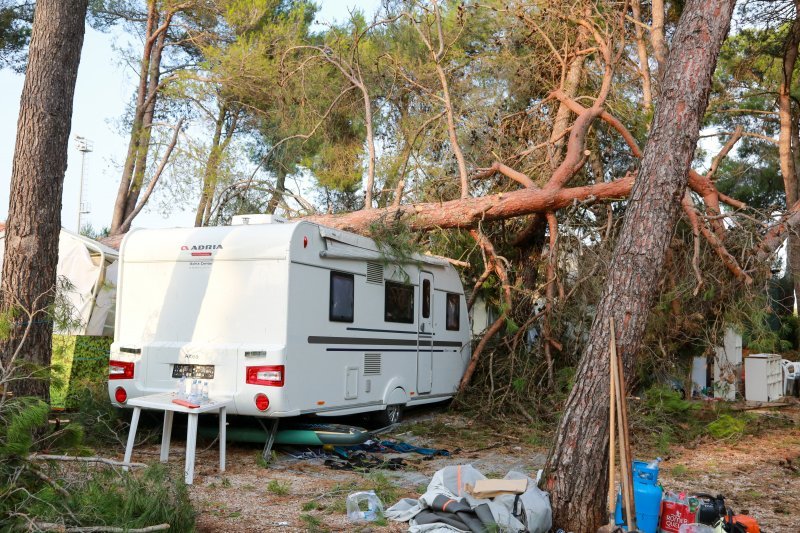 Jak vjetar popraćen obilnom kišom poharao Novigrad i okolicu