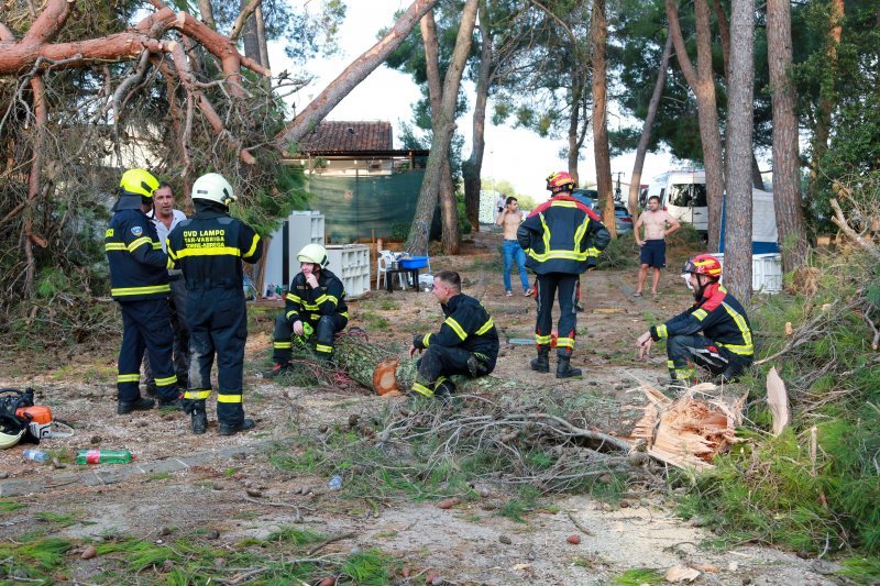 Jak vjetar popraćen obilnom kišom poharao Novigrad i okolicu