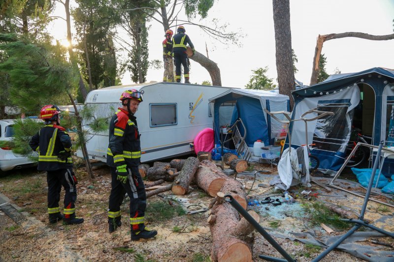 Jak vjetar popraćen obilnom kišom poharao Novigrad i okolicu