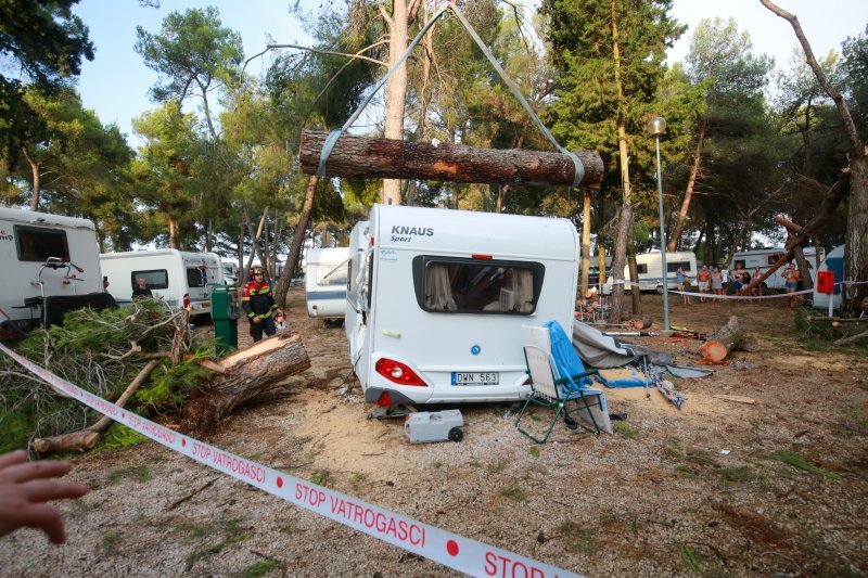 Jak vjetar popraćen obilnom kišom poharao Novigrad i okolicu