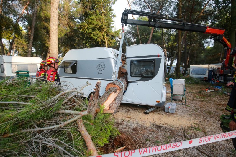 Jak vjetar popraćen obilnom kišom poharao Novigrad i okolicu