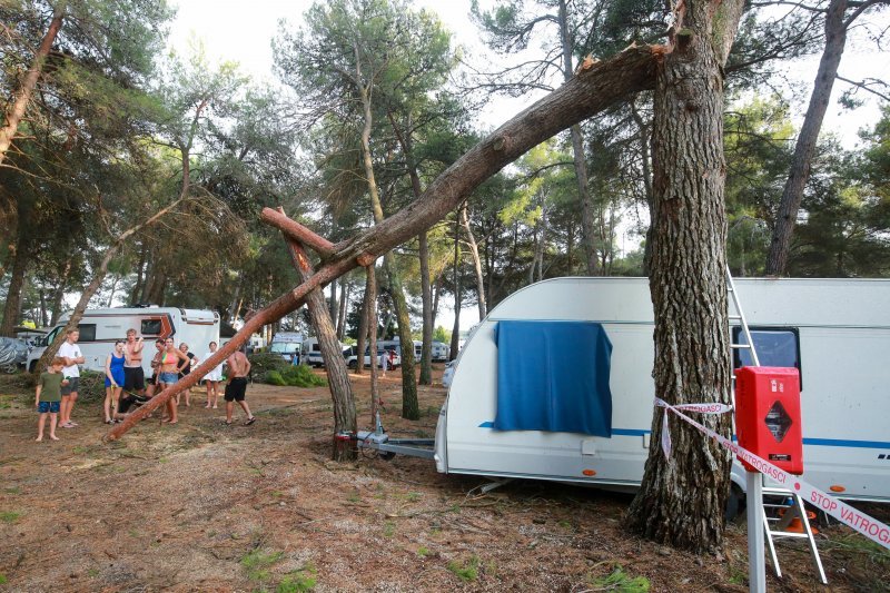 Jak vjetar popraćen obilnom kišom poharao Novigrad i okolicu