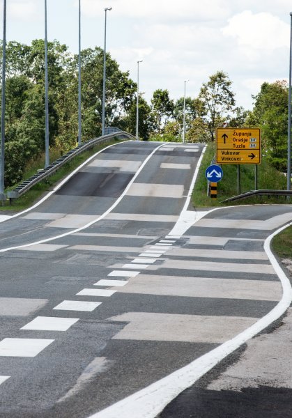 Zakrpana cesta kod Županje