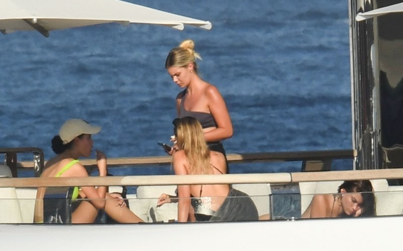 Leonardo DiCaprio s društvom na Sardiniji