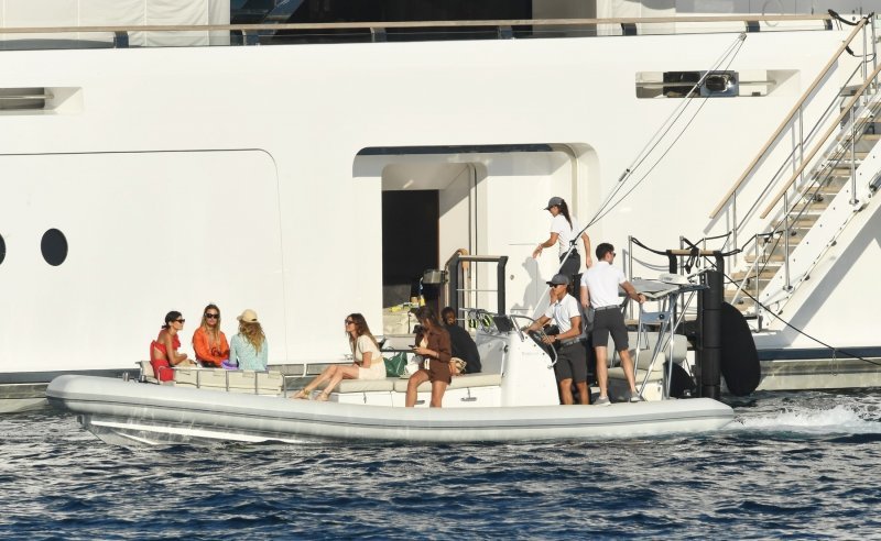 Leonardo DiCaprio s društvom na Sardiniji