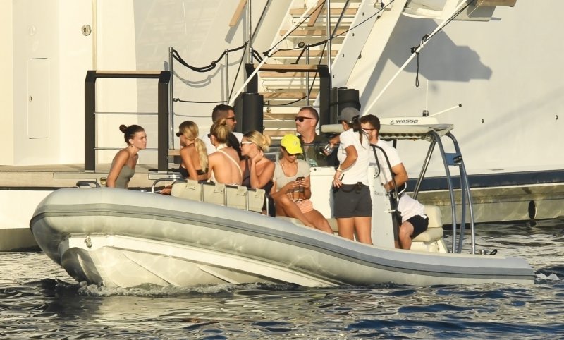 Leonardo DiCaprio s društvom na Sardiniji