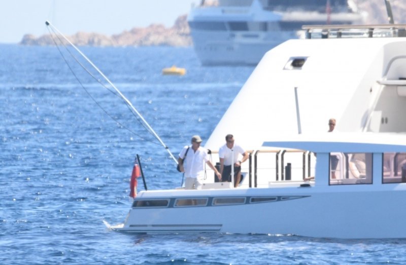 Leonardo DiCaprio s društvom na Sardiniji