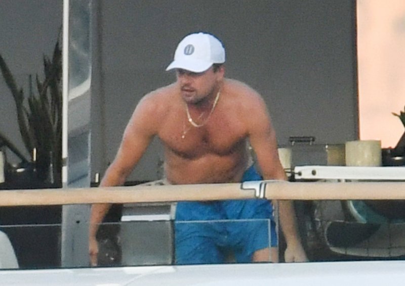 Leonardo DiCaprio s društvom na Sardiniji