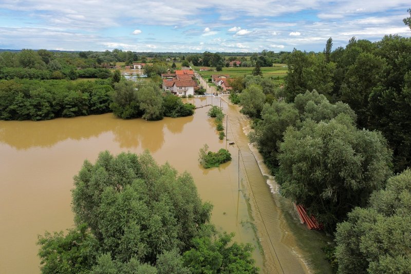 Fotografije iz zraka poplavljenog sela Drnje