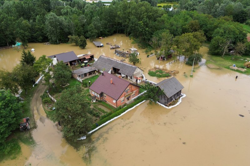 Fotografije iz zraka poplavljenog sela Drnje