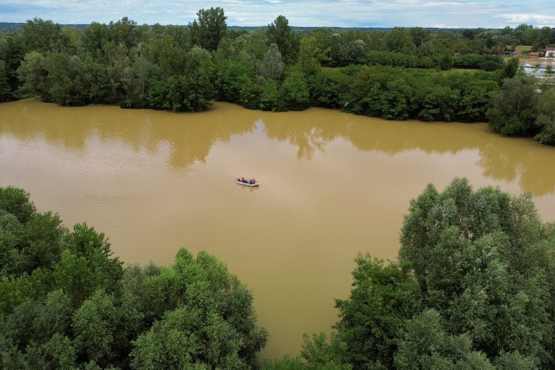 Fotografije iz zraka poplavljenog sela Drnje