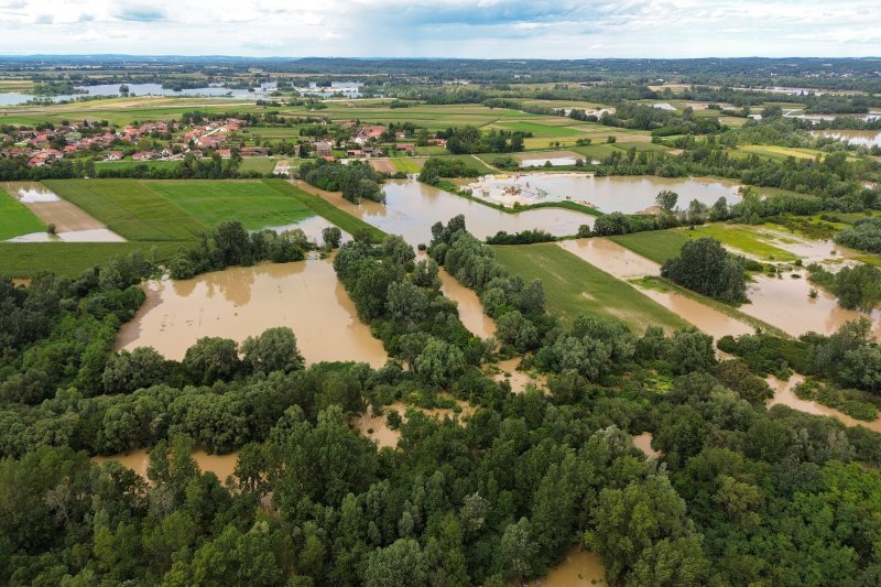 Fotografije iz zraka poplavljenog sela Drnje