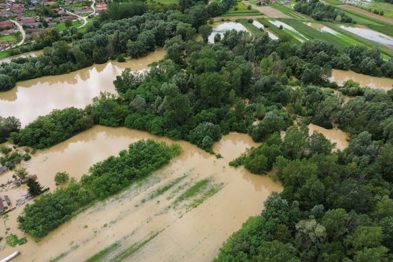 Fotografije iz zraka poplavljenog sela Drnje