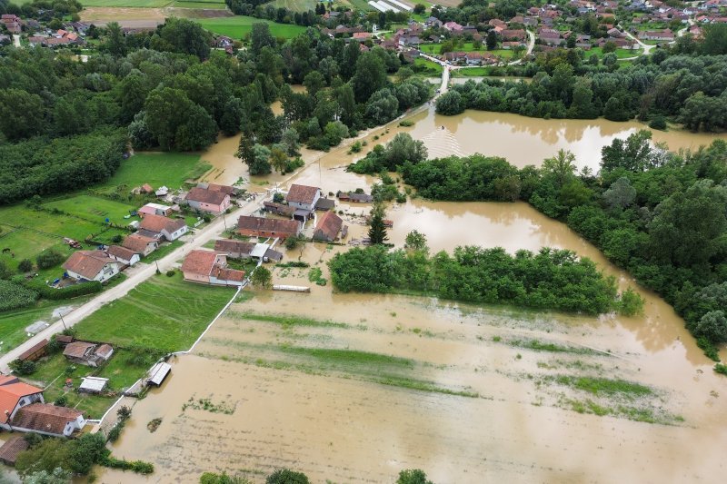 Fotografije iz zraka poplavljenog sela Drnje