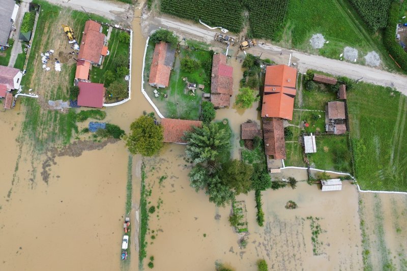 Fotografije iz zraka poplavljenog sela Drnje