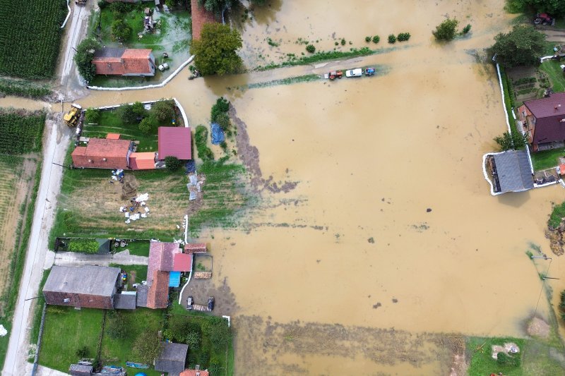 Fotografije iz zraka poplavljenog sela Drnje