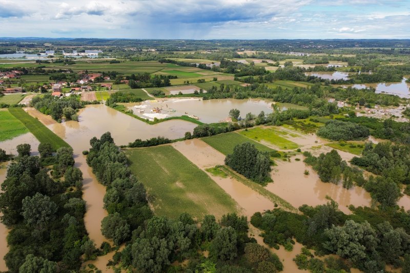 Fotografije iz zraka poplavljenog sela Drnje