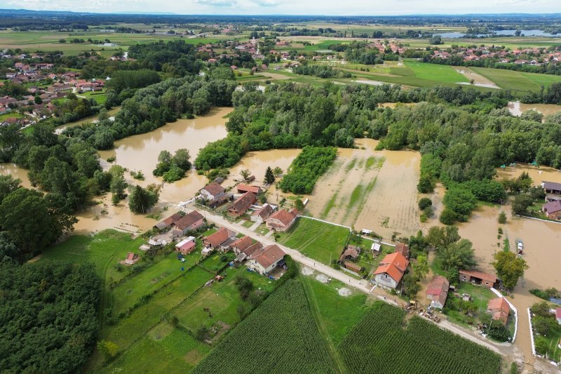 Fotografije iz zraka poplavljenog sela Drnje