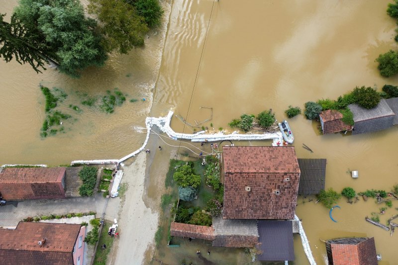 Fotografije iz zraka poplavljenog sela Drnje