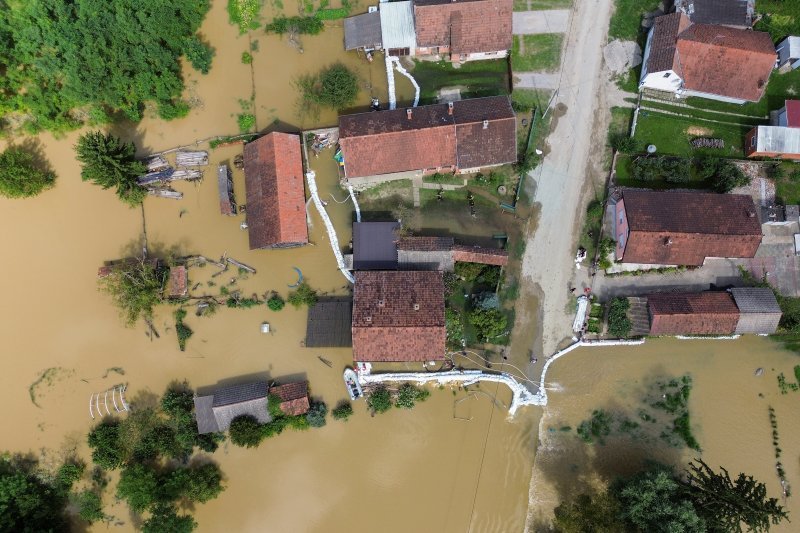 Fotografije iz zraka poplavljenog sela Drnje