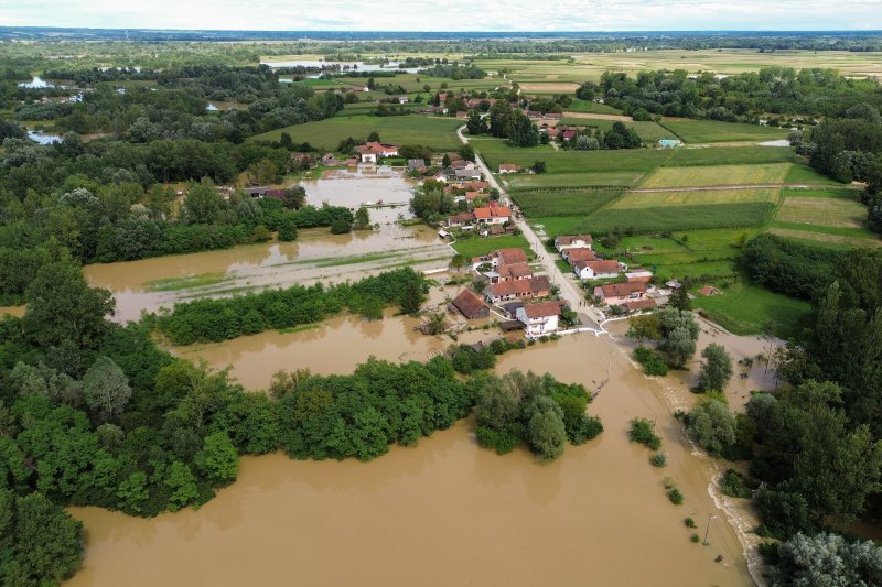 Fotografije iz zraka poplavljenog sela Drnje