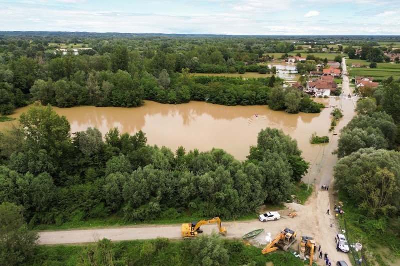 Fotografije iz zraka poplavljenog sela Drnje