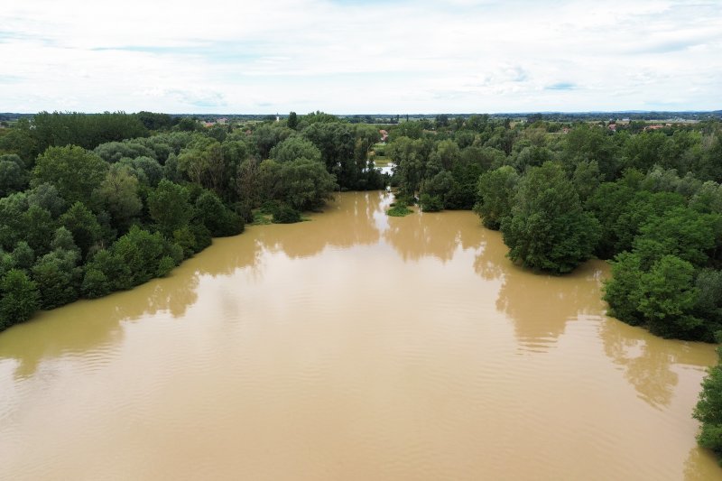 Fotografije iz zraka poplavljenog sela Drnje