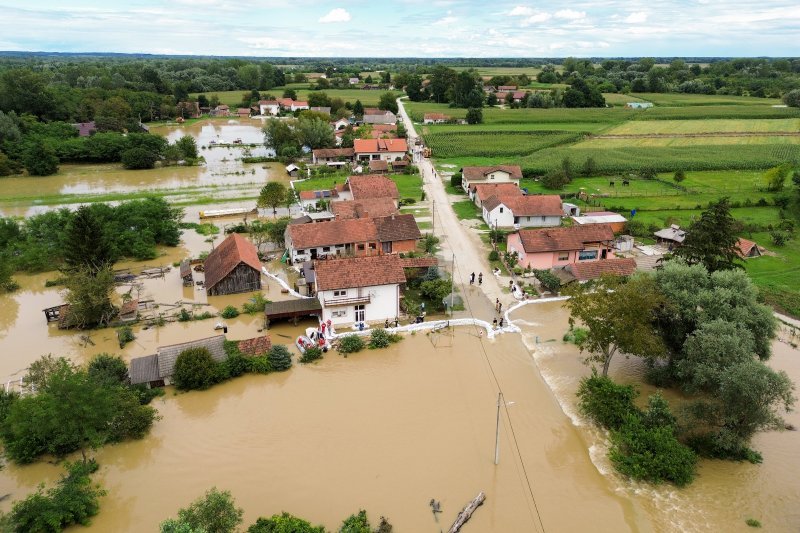 Fotografije iz zraka poplavljenog sela Drnje