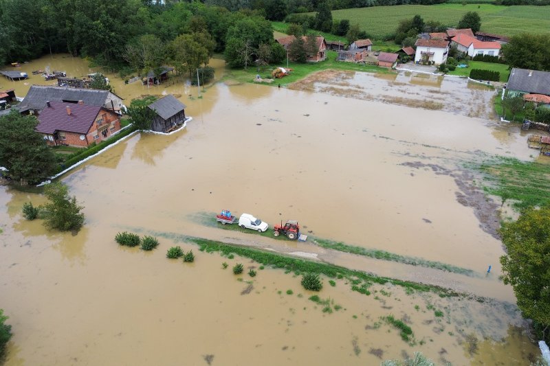 Fotografije iz zraka poplavljenog sela Drnje