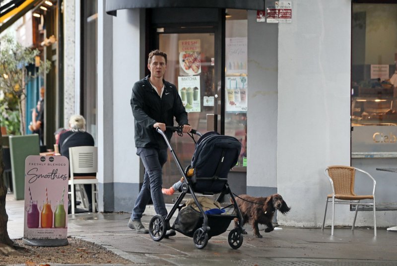 Tom Hiddleston u šetnji