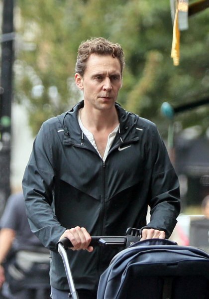 Tom Hiddleston u šetnji