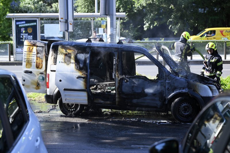 Izgorio kombi na Vukovarskoj u Zagrebu