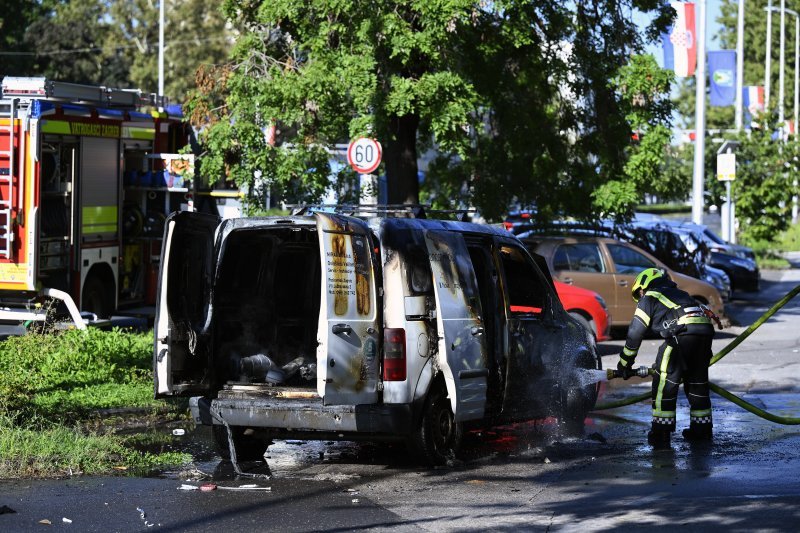 Izgorio kombi na Vukovarskoj u Zagrebu