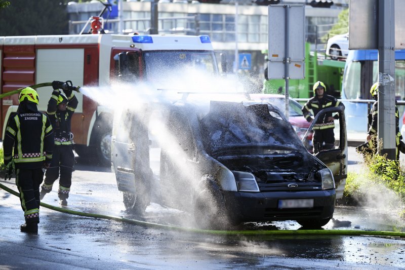 Izgorio kombi na Vukovarskoj u Zagrebu