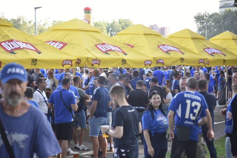 Dinamo - AEK, navijači ispred stadiona