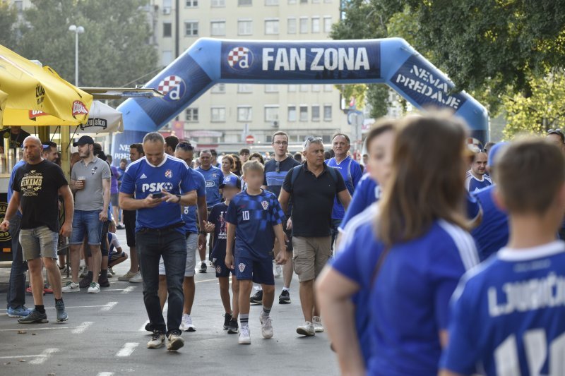 Dinamo - AEK, navijači ispred stadiona