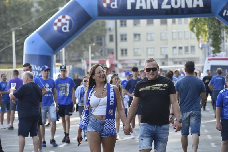 Dinamo - AEK, navijači ispred stadiona